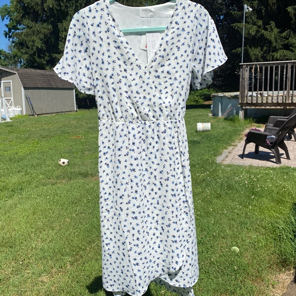 Sienna sky floral dress size small, new with tags